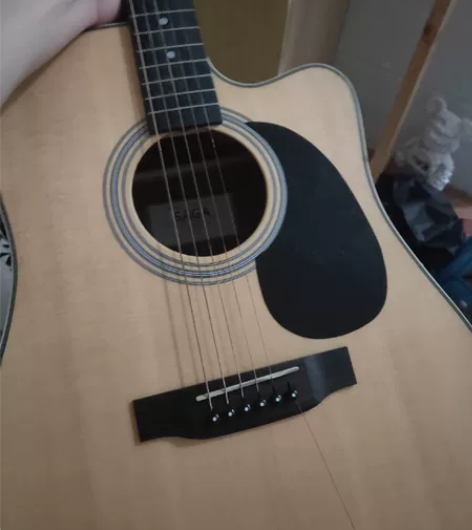 九成新saga吉他，原价1000，买了三个...