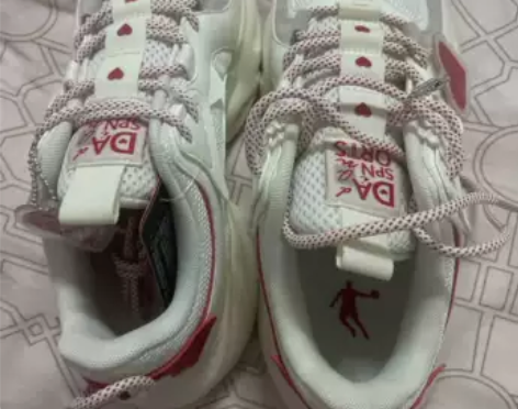 乔丹运动鞋，几乎没穿过，41码 感兴趣的话...