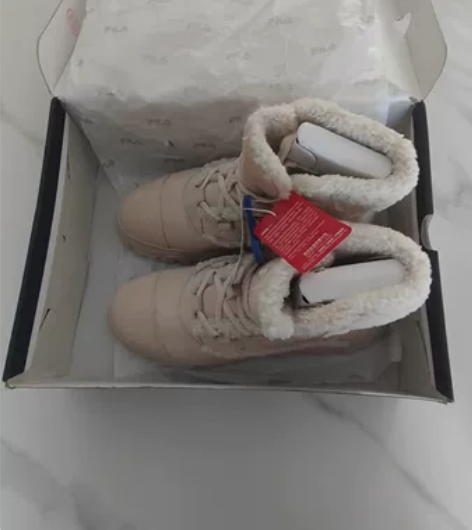 斐乐女鞋 海南奥莱店购入 冬靴，木薯粉，反...