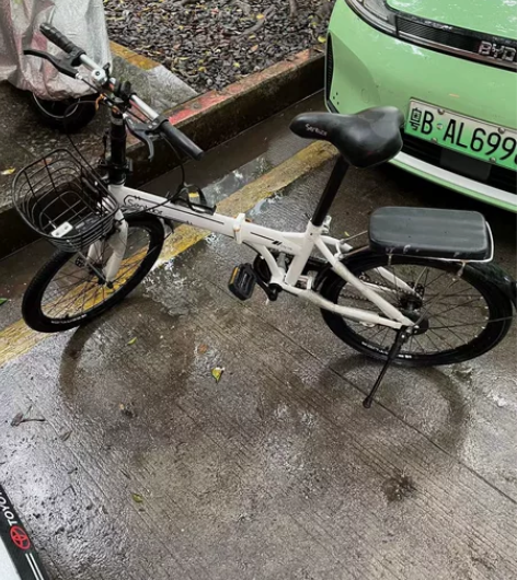 折叠自行车，9成新，挺大，应该是22寸的，...
