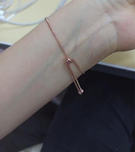 买天王手表送的手链和项链 手链是实心小方糖...