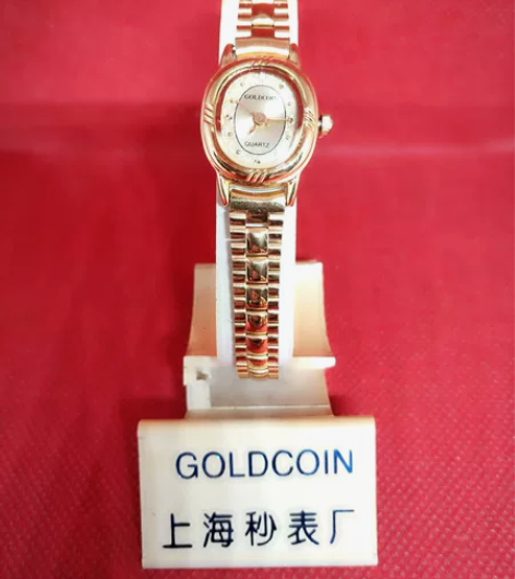 上海秒表厂生产的金钱牌镀金石英女表。日本西...