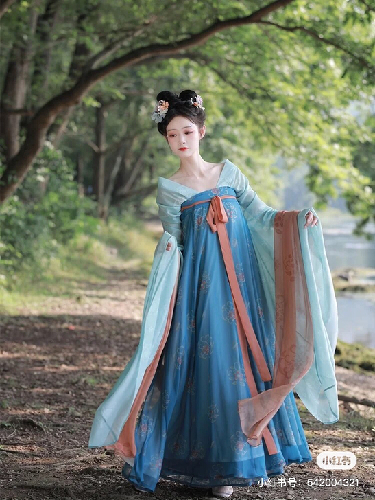 五五年 魏晋南北汉服 大袖衫+襦裙