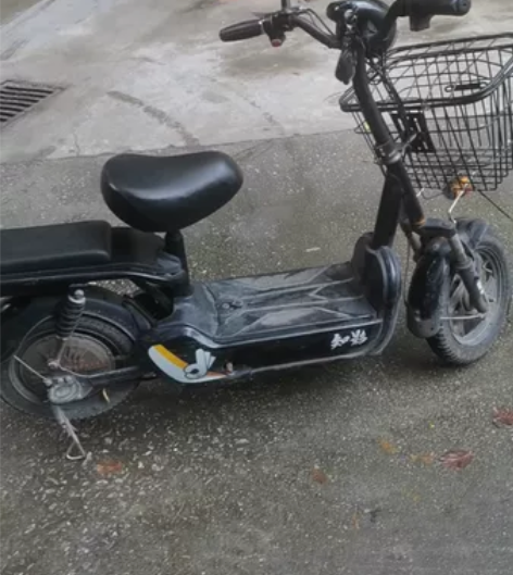 知影电动车，锂电池可以提出来充电，有脚踏，...