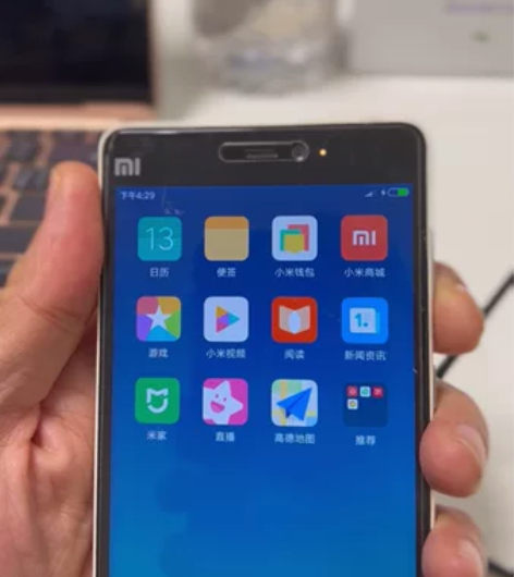 小米4C，要求不高的话，可给老人家或小孩子...