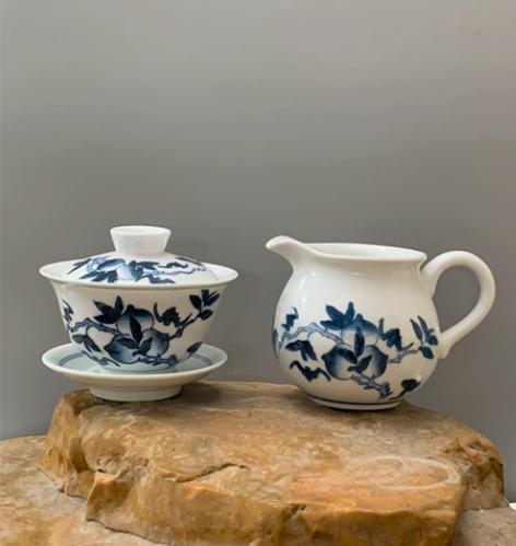 《福寿康宁》釉下彩纯手绘寿桃蝙蝠青花老盖碗...