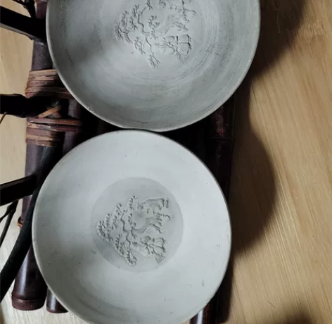 日本回流，白陶泥盘。内浮雕图案。全品 感兴...