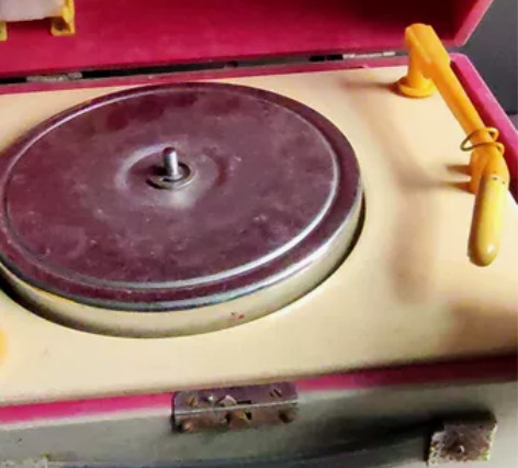 出让一台206型电唱机，品相如图，唱头失效...