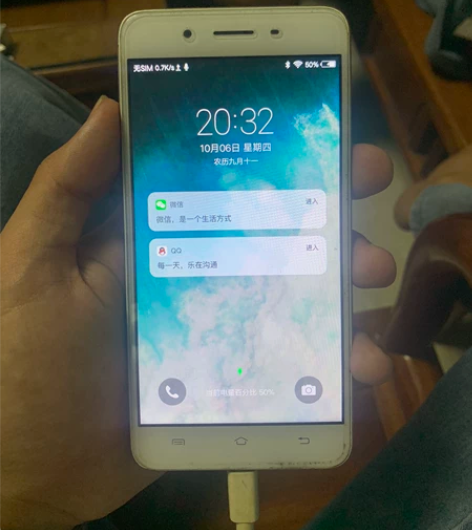 vivoy55，2+16g内存香槟金色。屏...