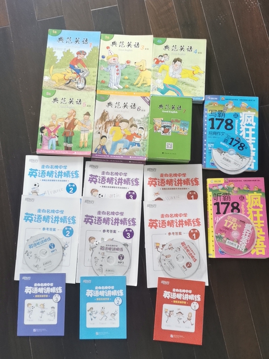 孩子的英语阅读资料。书是学校发的，所以都是...