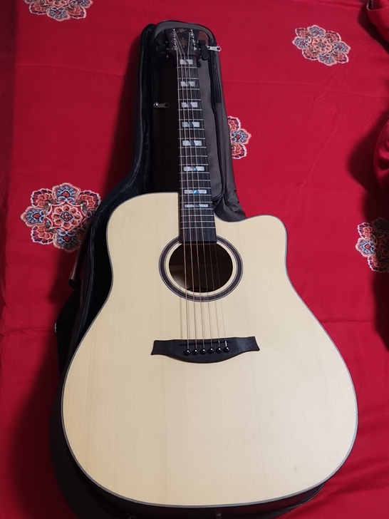 九成新初学吉他喜欢的入手喔！