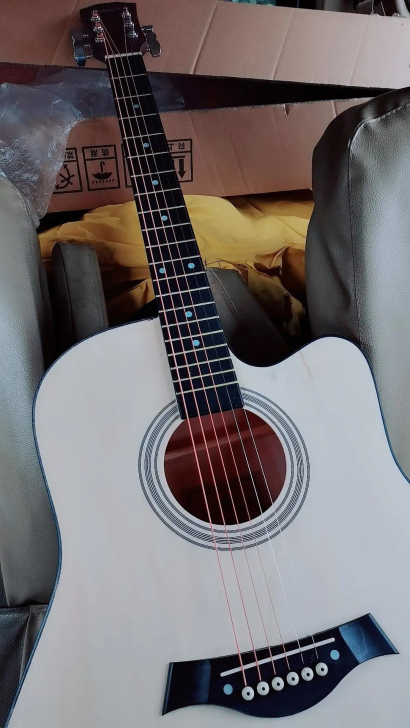 吉他，试弹过一次，买了在家一直放着，  全...