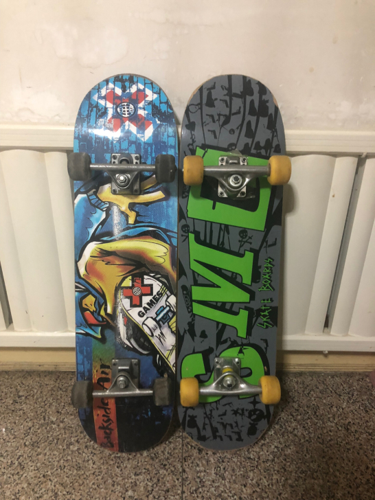 滑板 自己玩的  右侧的比较新没怎么玩 先...