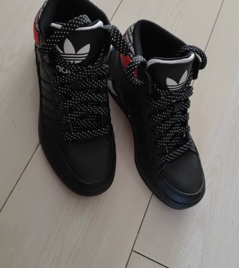 阿迪高帮女鞋，三叶草黑，35.5码内长21...