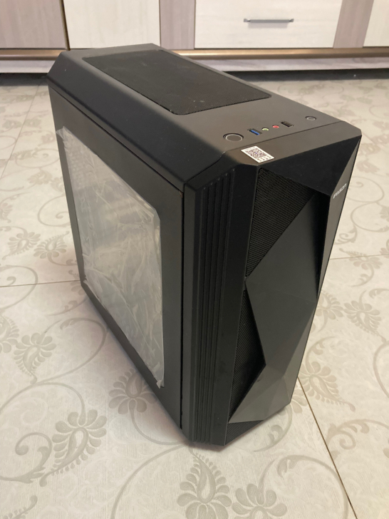 电脑机箱一个  侧透  侧透的薄膜都还没撕...