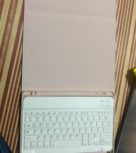 iPad7代键盘皮套，还有个保护壳 感兴趣...