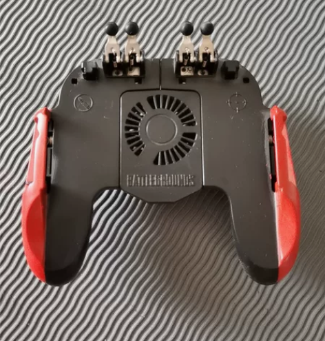 买着不便宜，贱卖，几乎全新，吃鸡游戏手柄没...