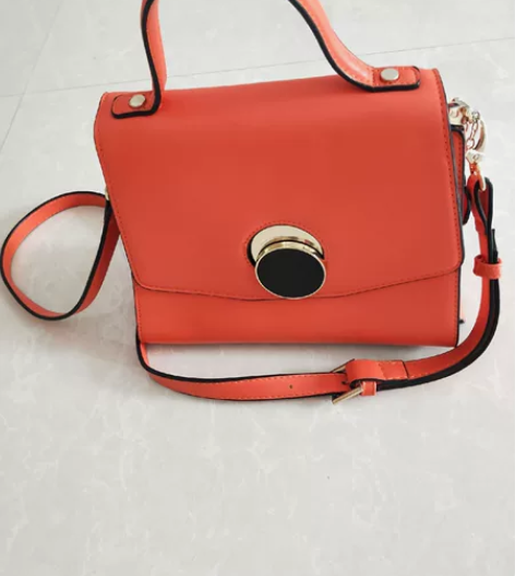 女士斜挎包，休闲时尚颜色很正。原价299现...