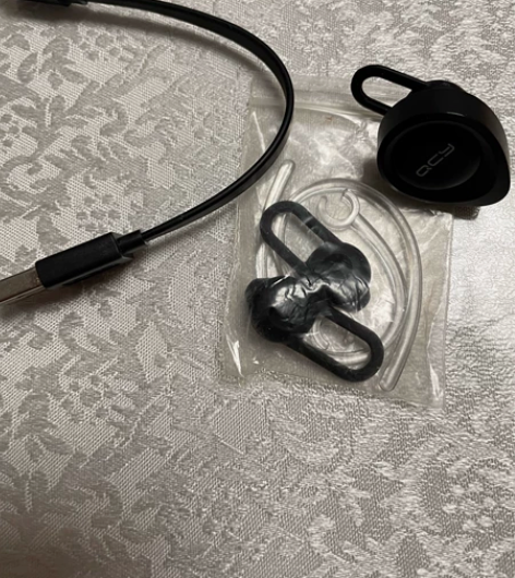 QCY品牌单耳蓝牙耳机，音质好，降噪效果好...