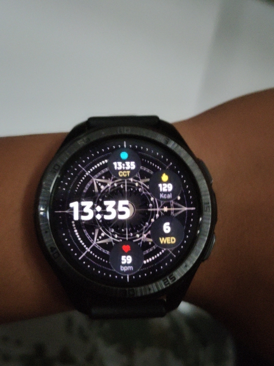 两个手表，一个vivowatch智能手表，...