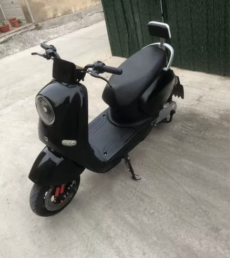 爱狮踏板电动车，去年的车，六块大电瓶，跑接...