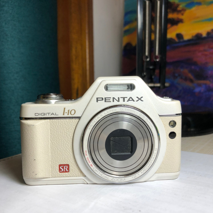 奶白色宾得Pentax  I10数码相机c...