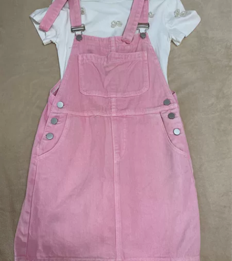 ～粉色牛仔背带裙 特别减龄，T是我自己搭配...