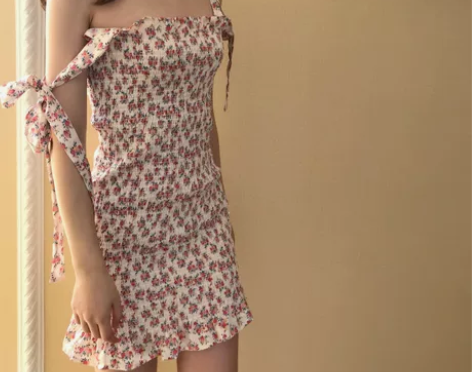 ?动情 超撩人的性感碎花褶皱紧身显瘦抹胸式...