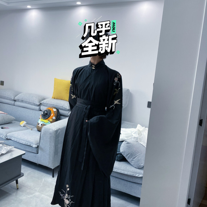 汉服  之前朋友送的礼物  我个人也不喜欢...