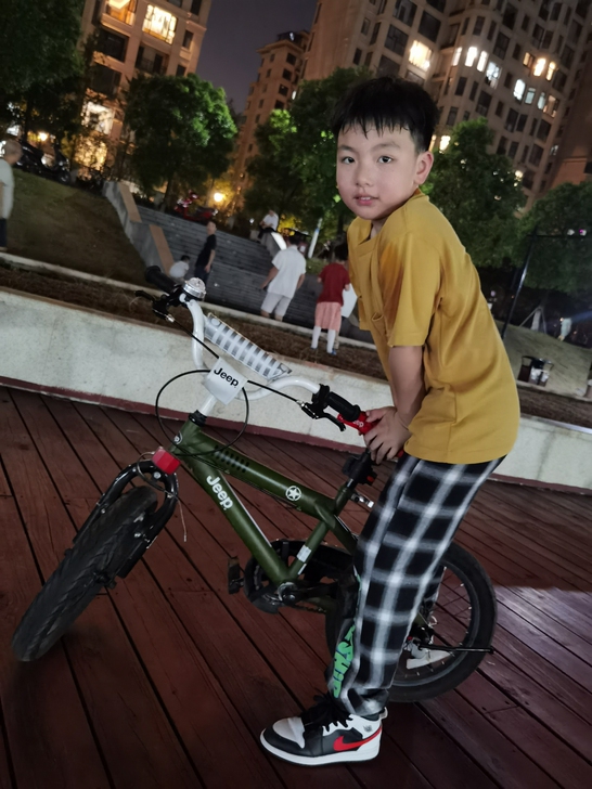 中班时买的，很少骑，质量超好，骑起来很骑行...