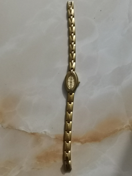 雷诺女表23k 刚收到的不走时，表带有氧化...