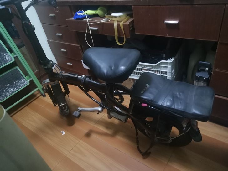 正步折叠电动车，不带电池。车架300