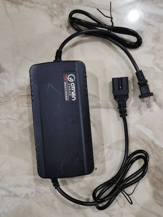 艾特能输出电压84伏3安锂电池充电器品字头...