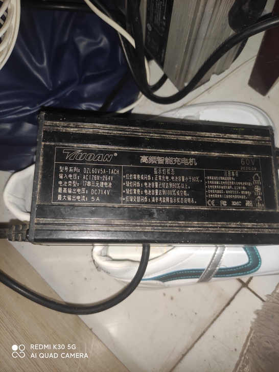 电动车这个是60伏，锂电充电器80