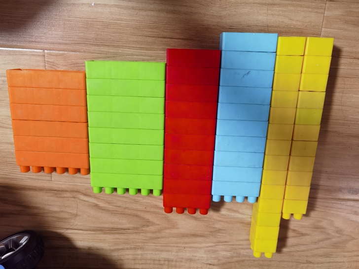 塑料积木组件，有一块缺了一个角，给12元邮...