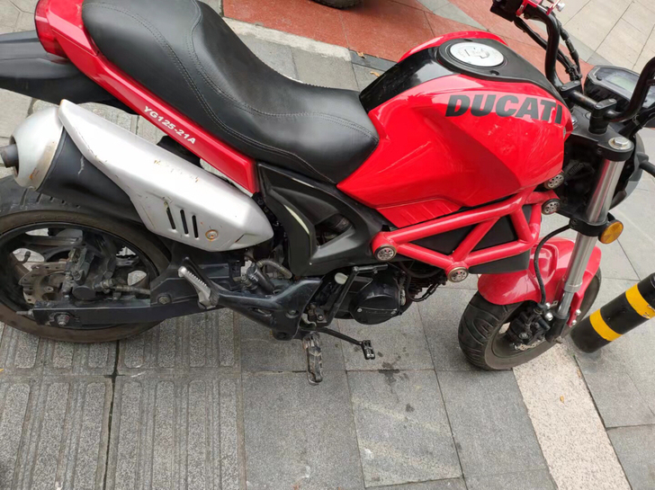 摩托车，银钢小怪兽，125，没有户