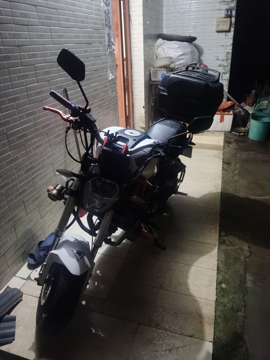 出一台17年150CC排量的银钢小怪兽摩托...