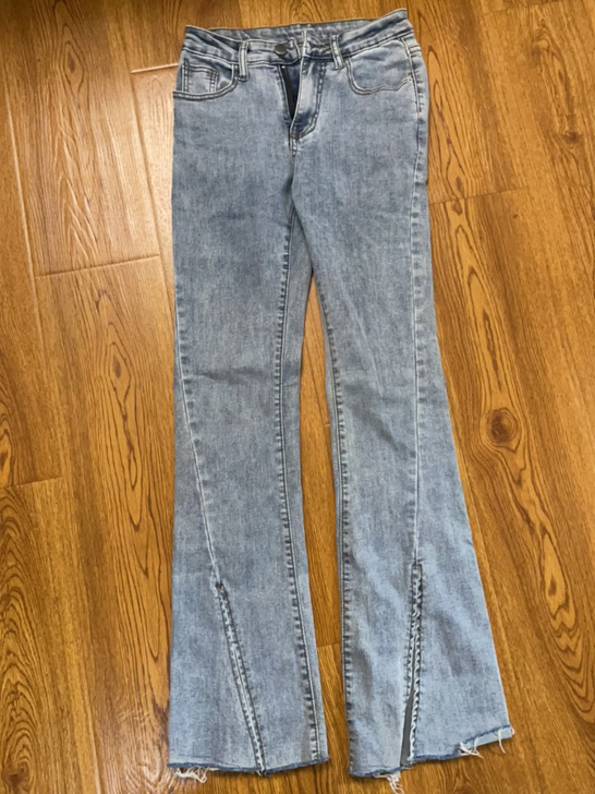 浅色牛仔裤喇叭裤,超级直腿款。本人胖了穿不...