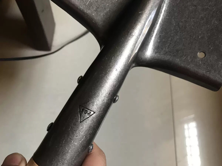 205工兵铲买回来没怎么用过就一直放着原来...
