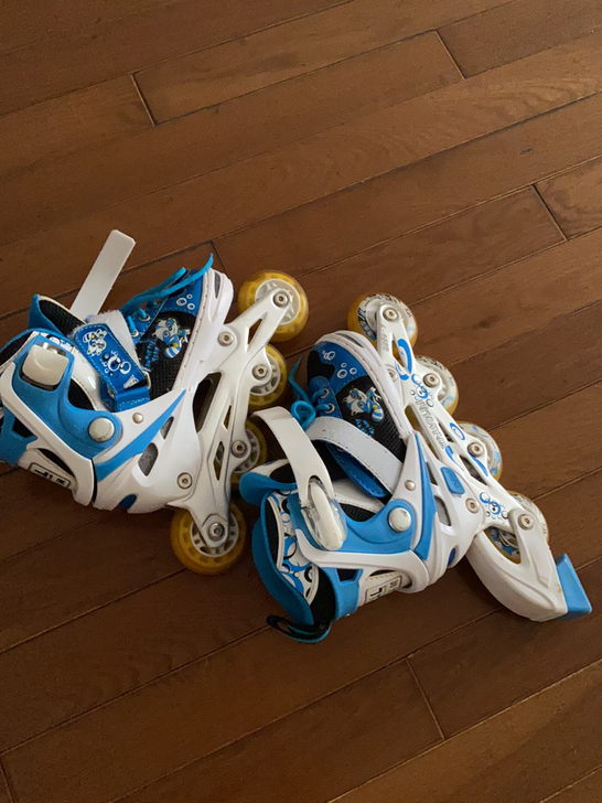 儿童轮滑鞋。内长最大可调到19cm。 没有...