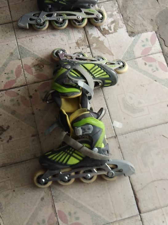 闲置的轮滑鞋，80两双不包邮，有需要的联系我