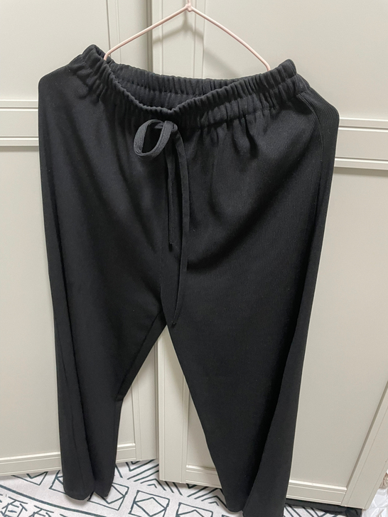 黑色阔腿裤,顺滑凉快,裤腿长