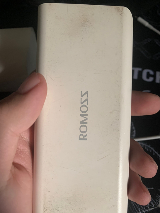 一个罗马式一个小米充电宝，小米的后盖被摔掉...