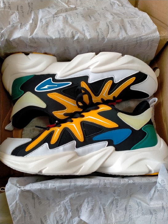 鸿星尔克春秋款男综训鞋，42码，全新有原盒...