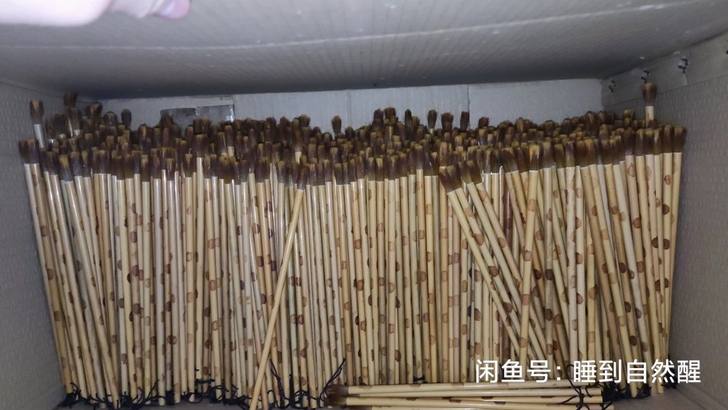 老家里翻出来几箱狼毫小楷毛笔，有很多，以前...