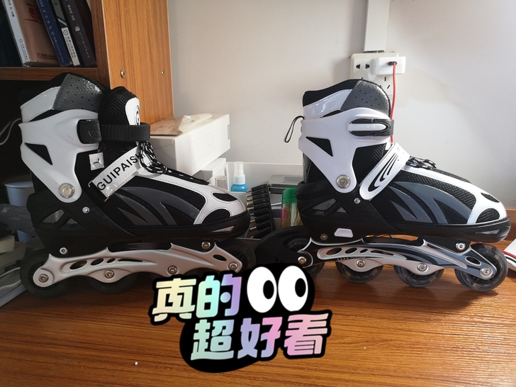 贵派仕直排轮滑鞋，大一的时候买的，只滑过两...