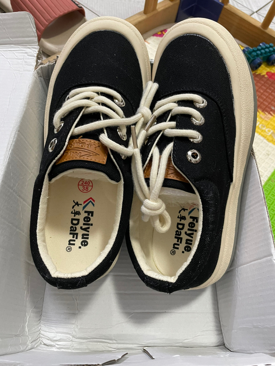 全新飞跃帆布鞋,38码,前几天买的,发现衣...