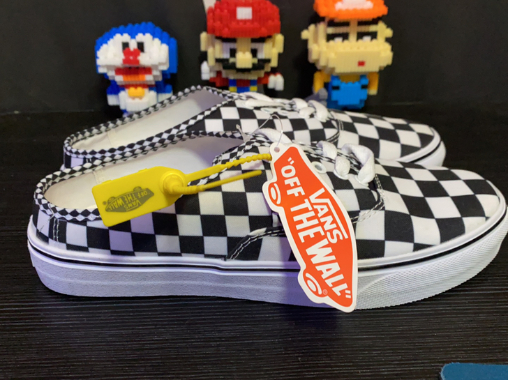 Vans 棋盘格 后跟采用半拖设计 系带休...