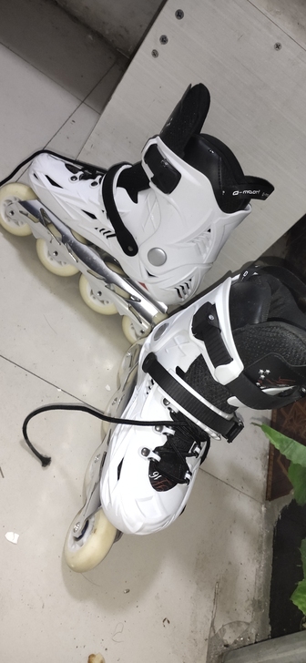 旱冰鞋 九成新以上 鞋带有磨损其余0磨损