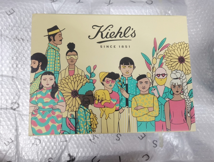 出各种护肤品礼盒  科颜氏 拜尔 ahav...